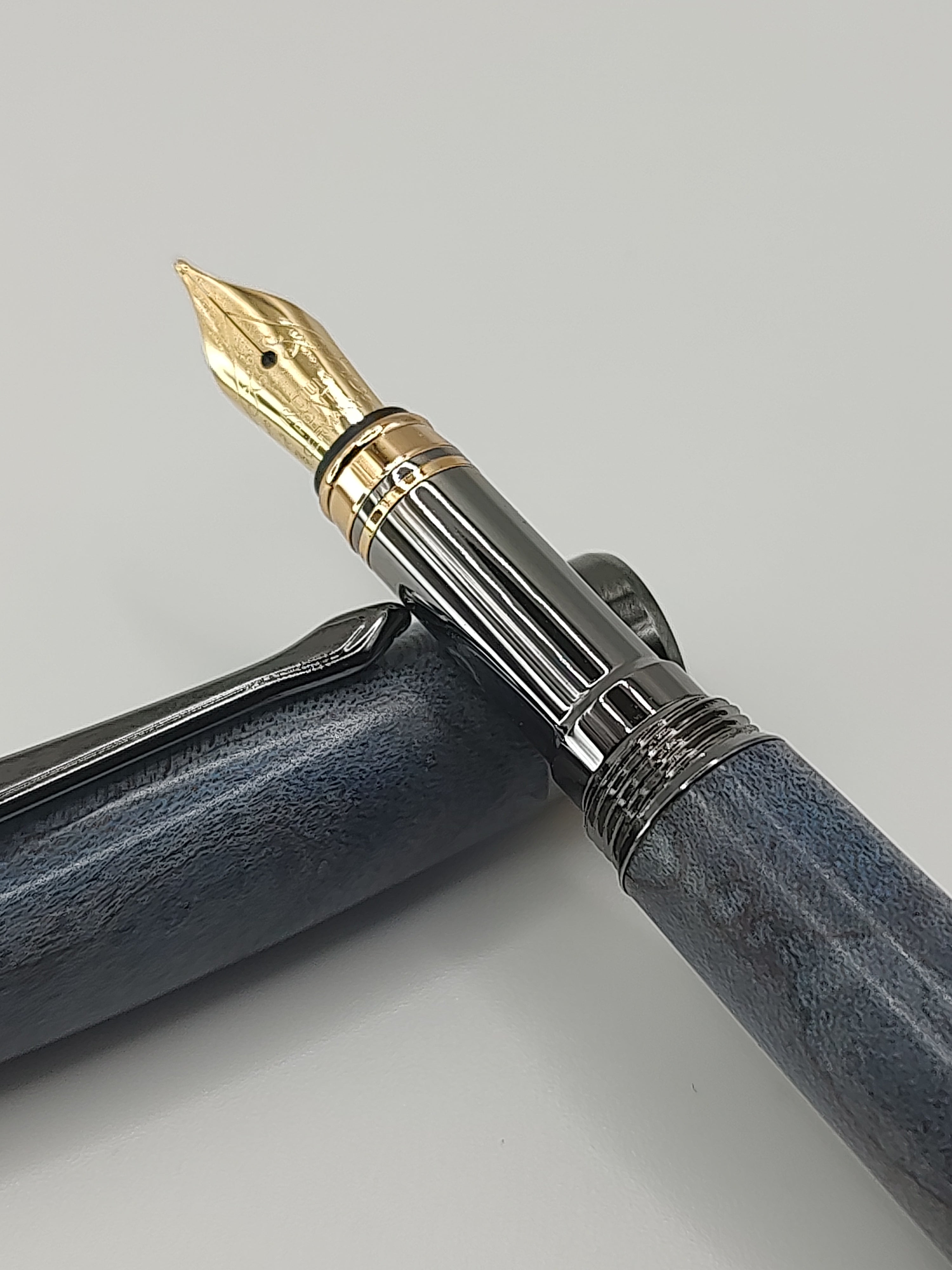 Elite II Fountain Pen, Gold nib in Lapis Blue Mable Burl